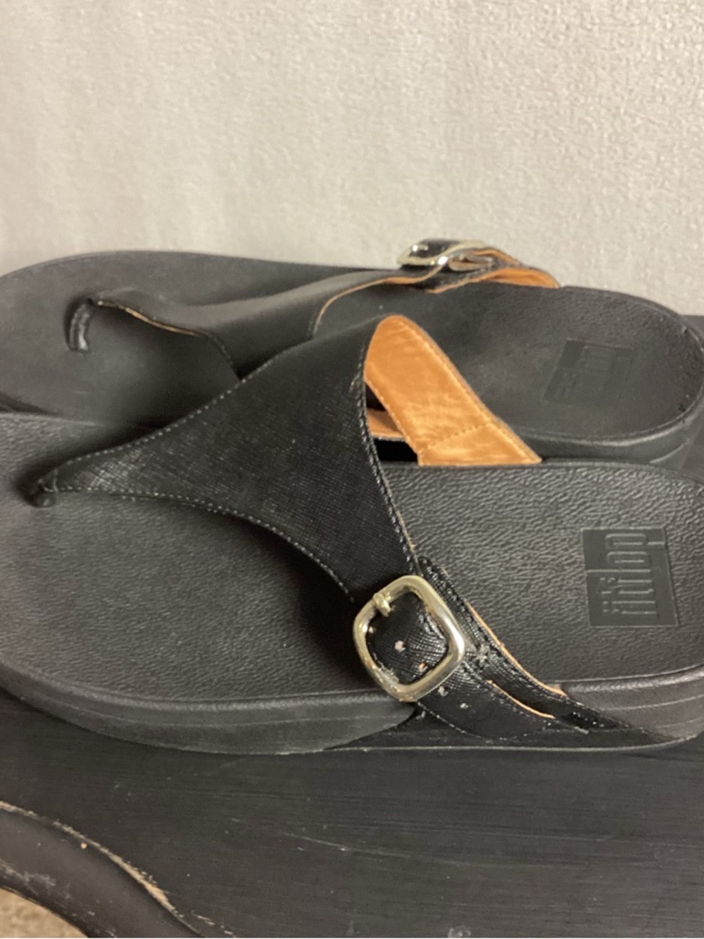 FitFlop Sandals Womens Size 8 Black Thong Comfort Wedge Flip Flop Glitter Flaw - Picture 2 of 7